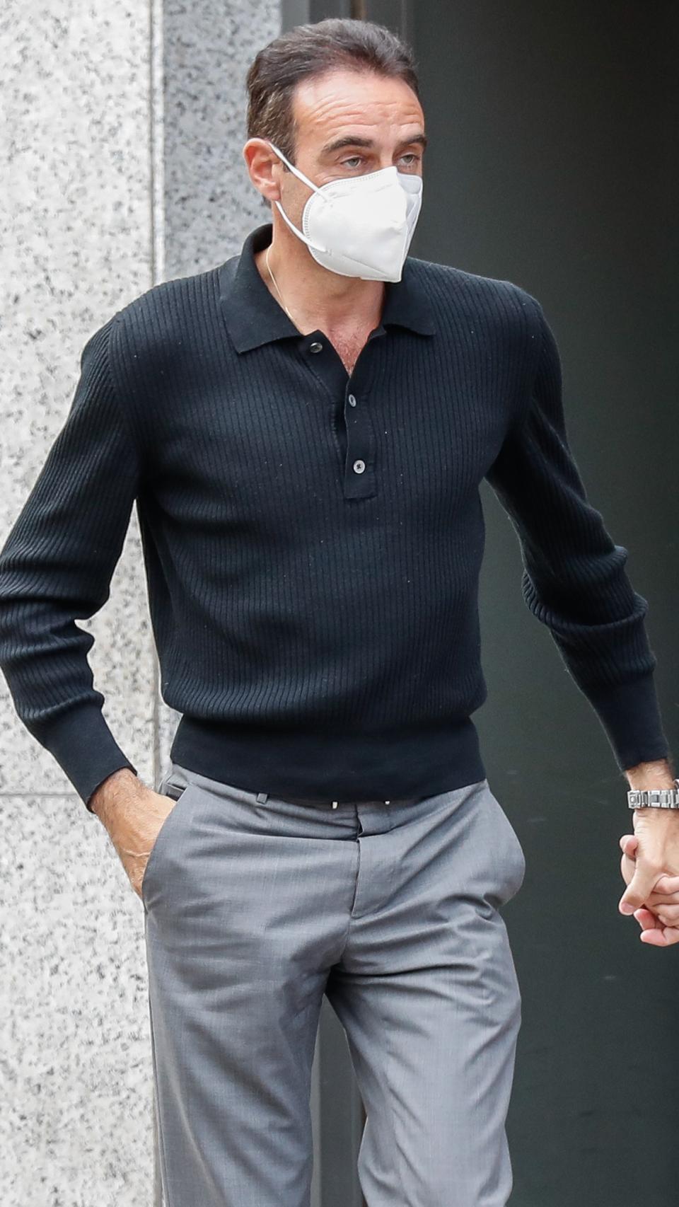 Enrique Ponce en una imagen en abril de 2021, paseando por Madrid con su hija Blanca Ponce Cuevas.