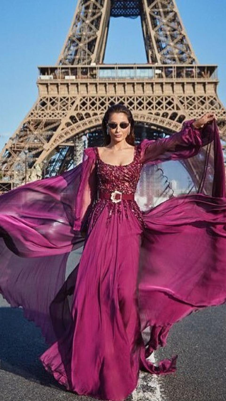 Paloma Cuevas posando a las faldas de la Torre Eiffel.