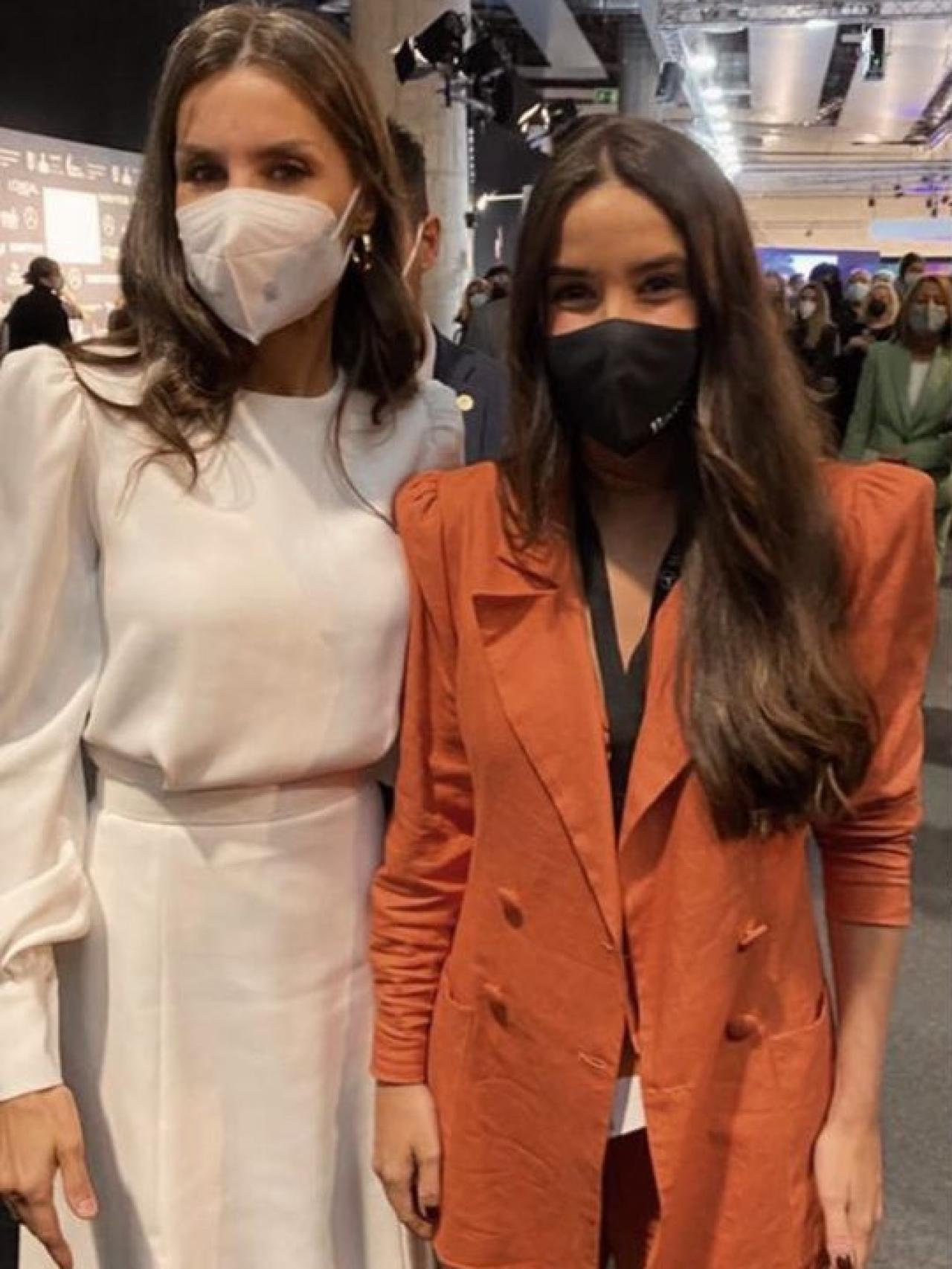 La fundadora de la marca Barey Collection, con la reina Letizia en Fashion Week Madrid.