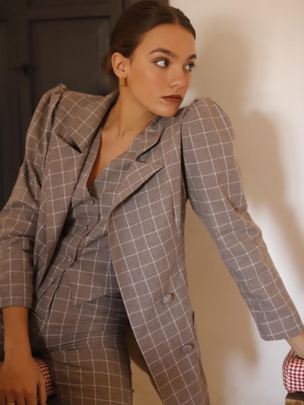 La modelo de Barey Collection con el traje completo Nougat.