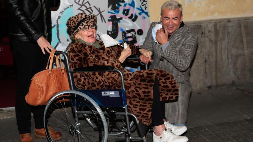 Concha Velasco junto a Jorge Javier Vázquez en la entrada del Teatro Reina Victoria.