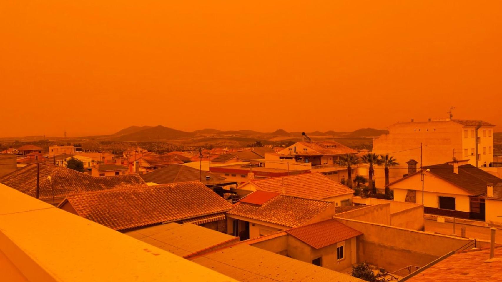 La calima sobre el cielo de un pueblo de Murcia.