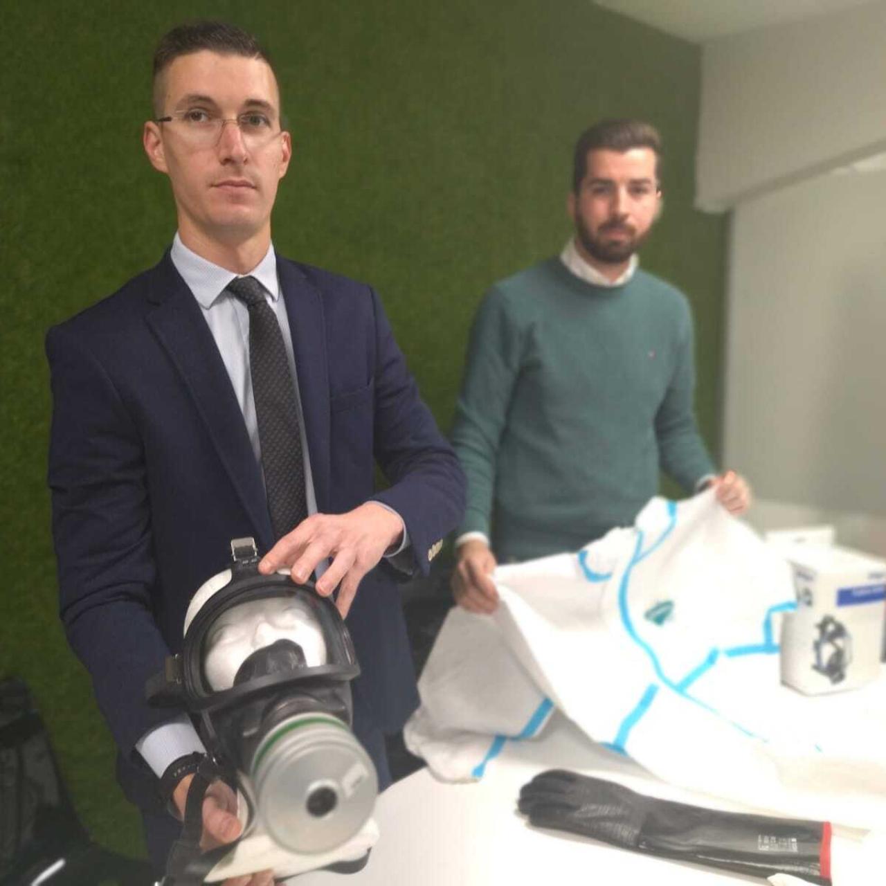 Nicolás Ballester, director general de Global Producción, y Alberto Peñaranda, responsable de marketing, mostrando algunos de los materiales más demandados por los ciudadanos.