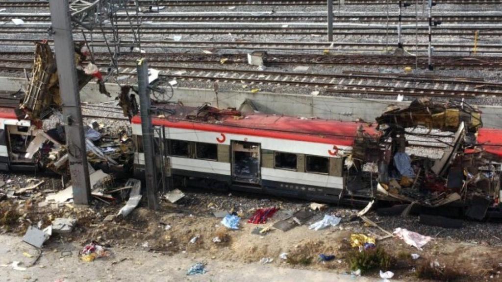 Uno de los vagones reventados por las bombas en la estación de Atocha, en Madrid.
