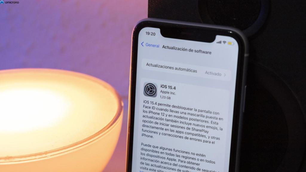 iOS 15.4 en un iPhone 11.