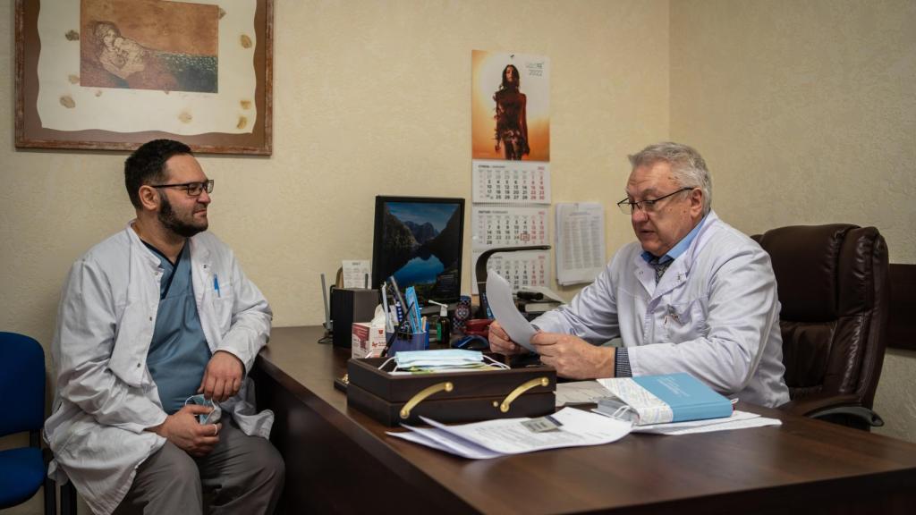 Viktor Gluhov (izquierda) entró a trabajar en 2006 al complejo hospitalario. Con una dilatada carrera como ginecólogo, Igor Ryazancev (derecha), ascendió en 2005 a la dirección.