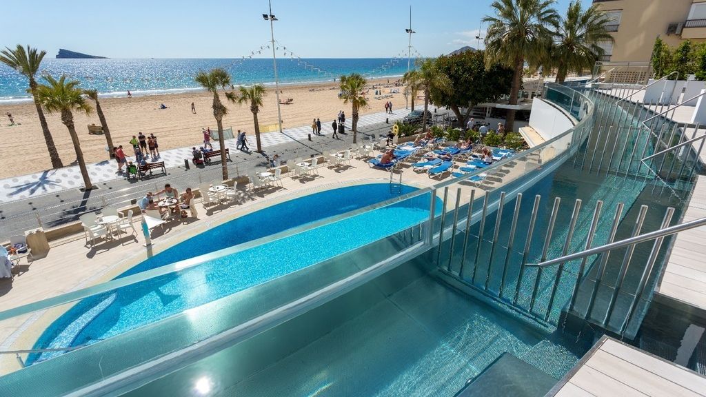 Hotel Cimbel en Benidorm, que cuenta con placas solares.