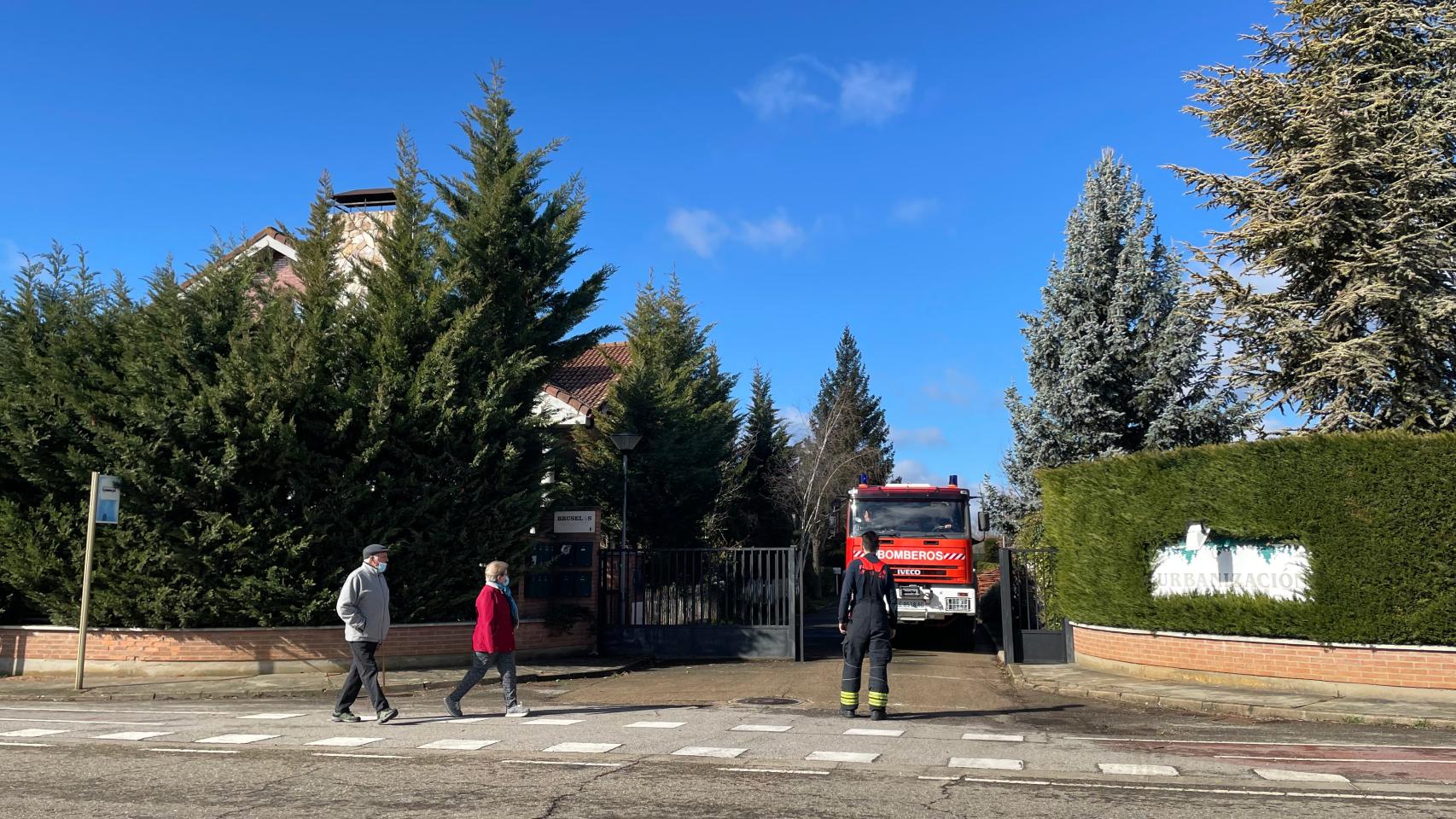 Los Bomberos de León actuando en el lugar del incendio