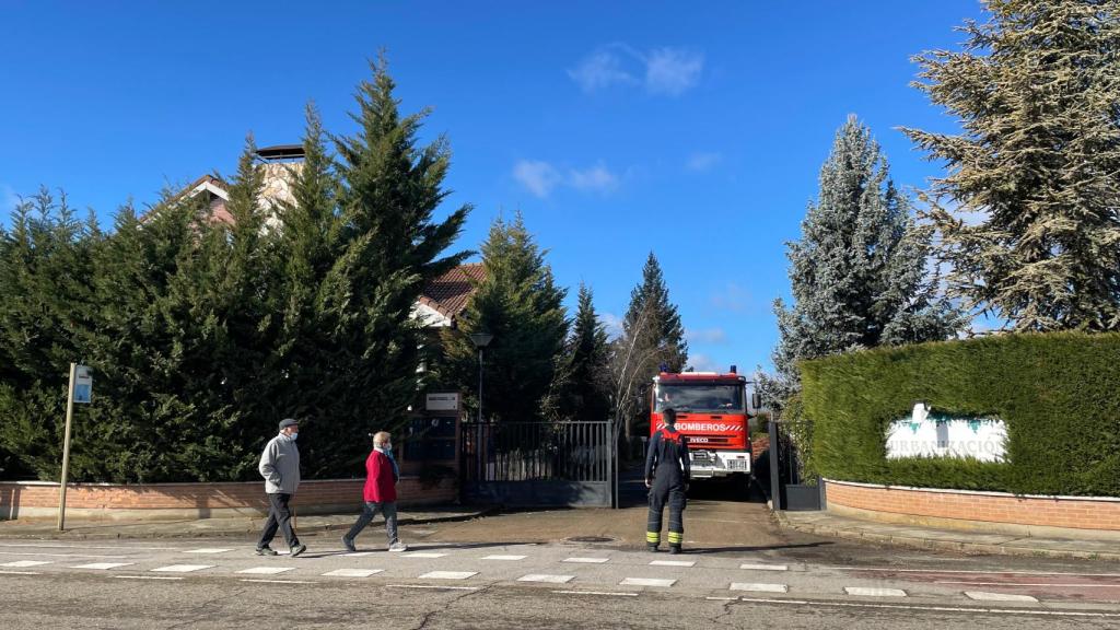 Los Bomberos de León actuando en el lugar del incendio
