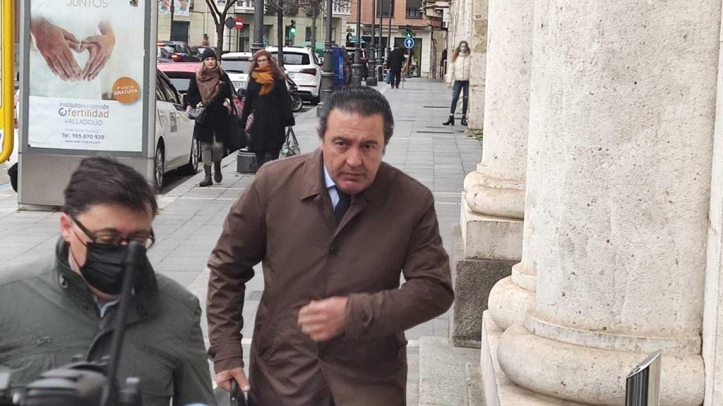 Rafael Delgado, izquierda, junto a su abogado