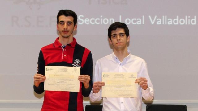 Esteban Perdices del IES Condesa Eylo de Valladolid, y Arturo Jerónimo del IES Andrés Laguna de Segovia, ganadores de la Medalla de Oro de la Olimpiada Local de Física