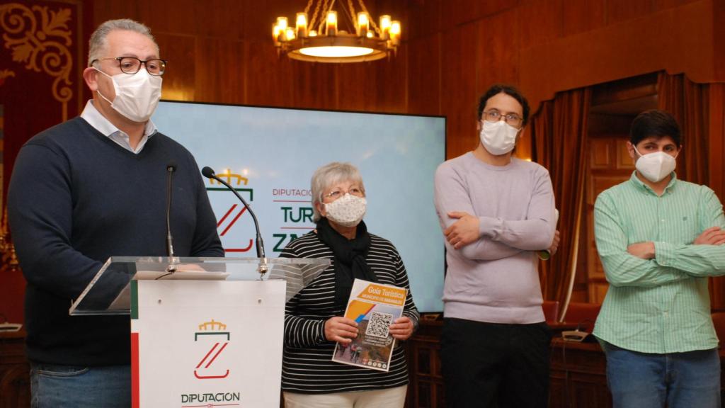 El diputado de Turismo, Jesús María Prada Saavedra y el el alcalde de Rabanales, Santiago Morán, durante la presentación