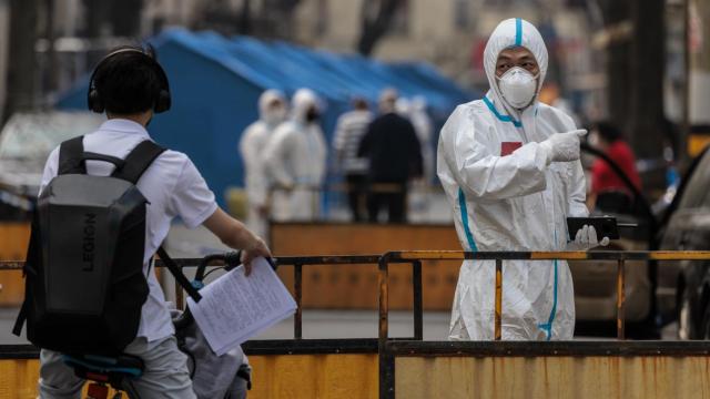 Un bloque residencial acordonado por cuarentena en Shangái. EFE/EPA/Alex Plavevsky