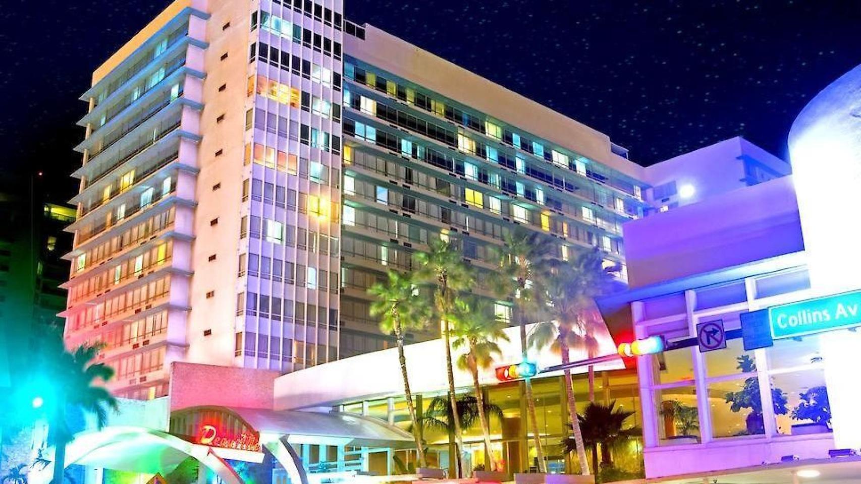 Fachada del histórico hotel Deauville en Miami.