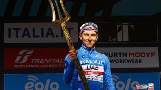 Tadej Pogacar con el tridente de la Tirreno-Adriático