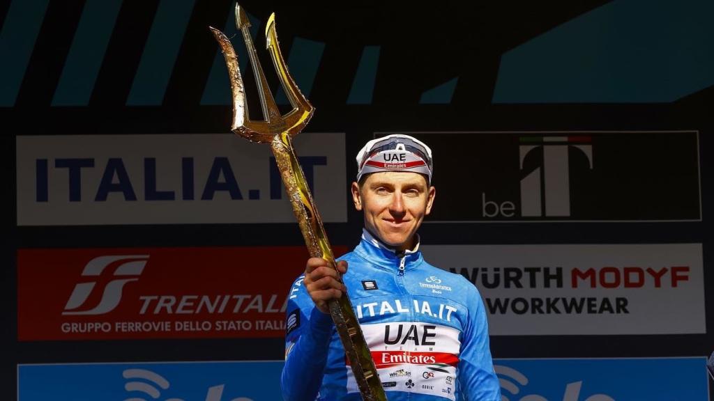Tadej Pogacar con el tridente de la Tirreno-Adriático