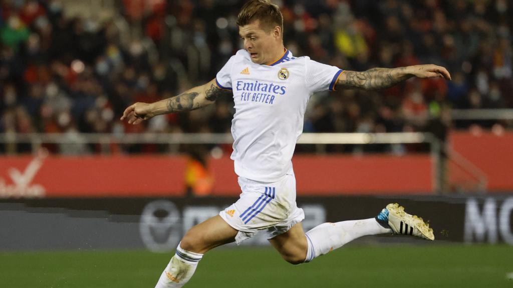 Toni Kroos golpeando al balón