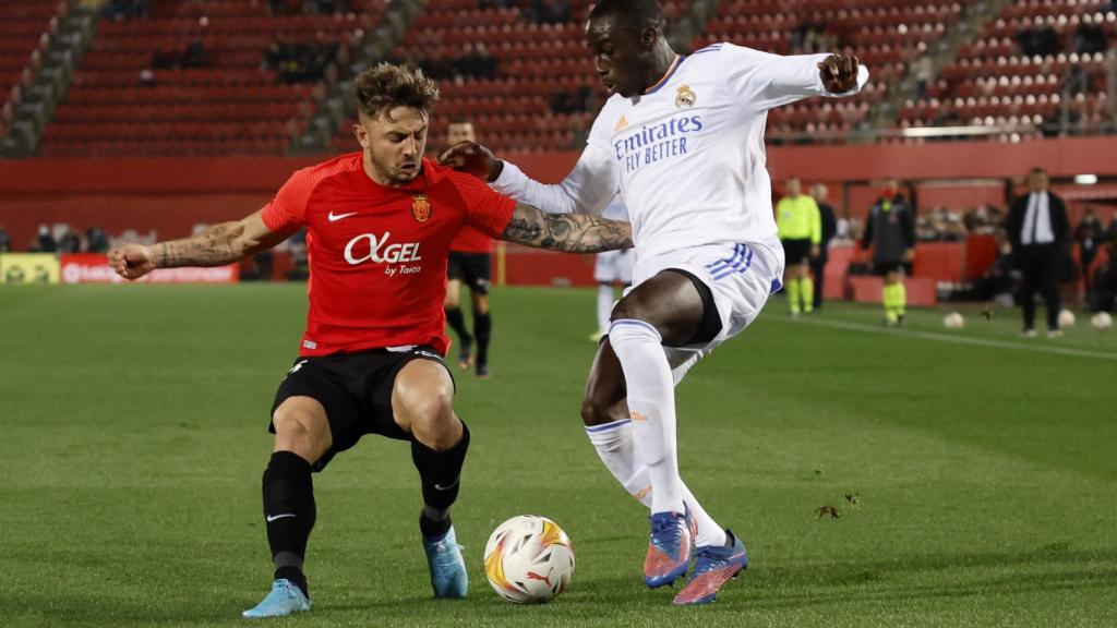 Ferland Mendy intenta evitar a Pablo Maffeo en un regate