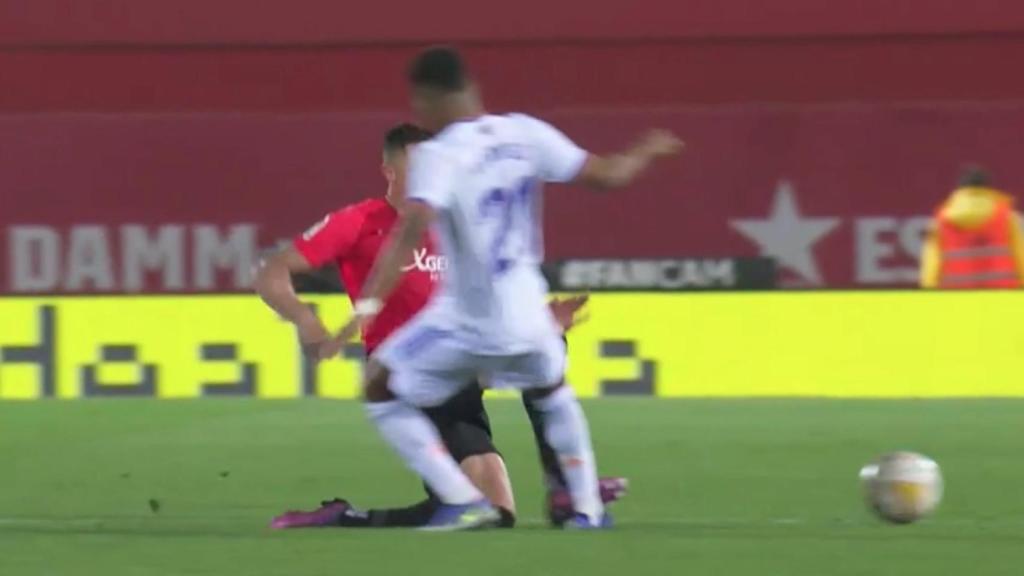 Entrada de Antonio Raíllo a Rodrygo Goes