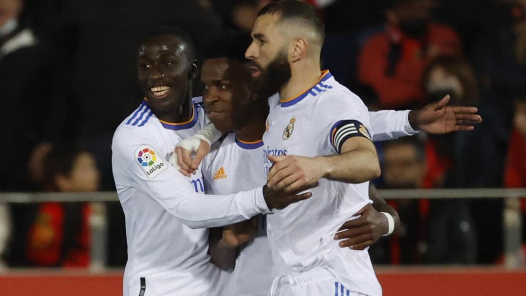 Karim Benzema celebra su gol al Mallorca