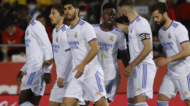 Karim Benzema celebra junto a sus compañeros del Real Madrid su gol al Mallorca