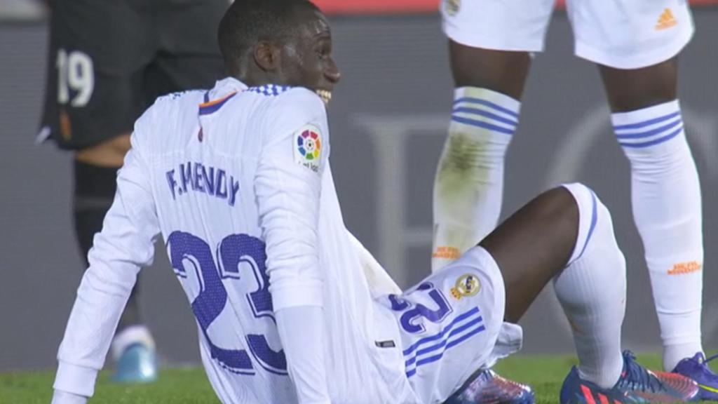 Ferland Mendy, sobre el césped del Visit Mallorca Stadium.