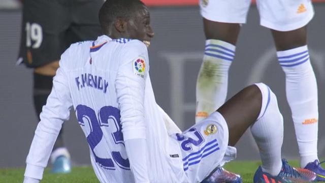 Ferland Mendy, sobre el césped del Visit Mallorca Stadium.