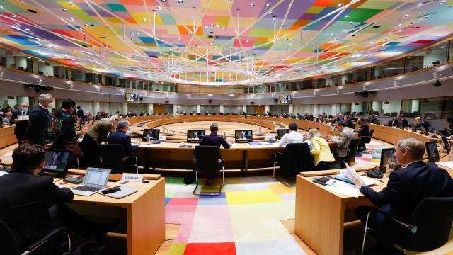 Los ministros de Asuntos Sociales de los Veintisiete, durante la reunión de este lunes en la que han aprobado la cuota del 40% para mujeres