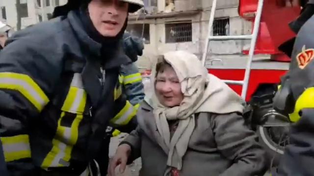 Rusia bombardea una zona residencial en Kiev