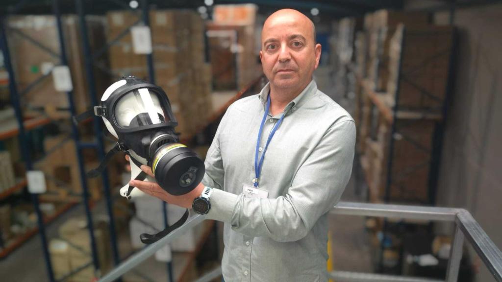Francisco Pastor, CEO de Global Protección, mostrando una de las máscaras con filtros que le están comprando ciudadanos españoles por miedo a una guerra nuclear en Ucrania.