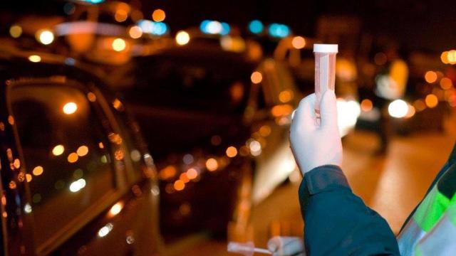 Un agente realizando un test de drogas.