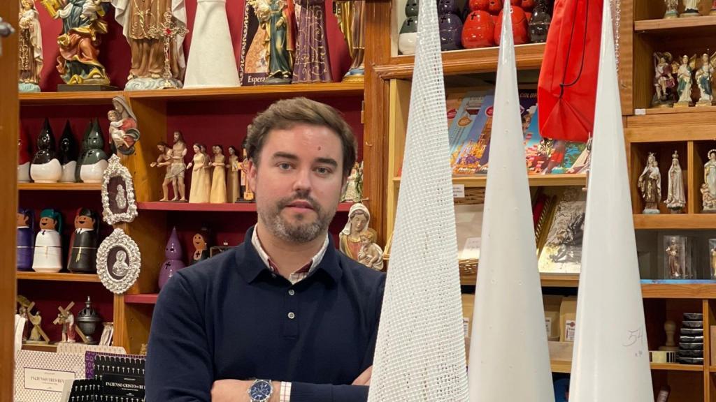 Nacho González, de Cerería Zalo, junto a unos capirotes.
