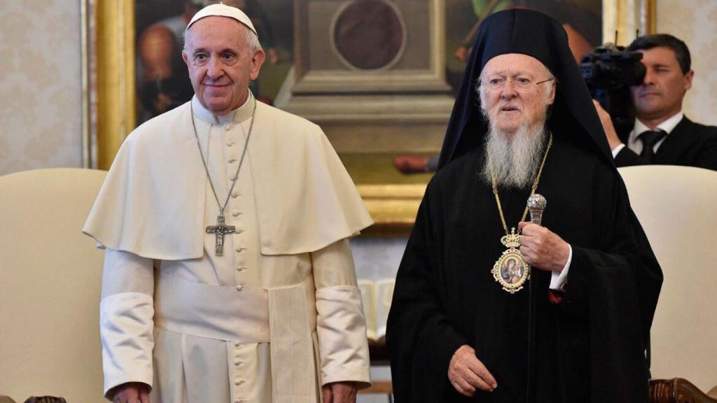 El Papa Francisco I y Bartolomé I, el Patriarca de Constantinopla.