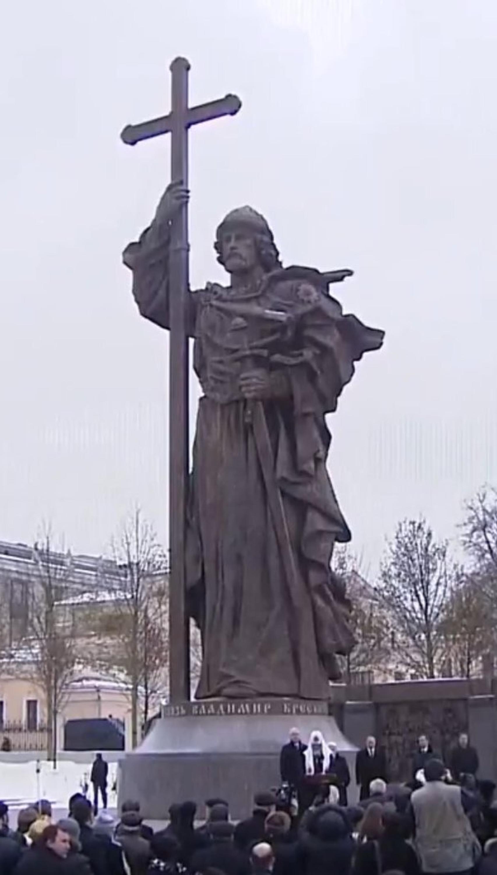 Estatua de 13 metros de VladimirI el Grande que fue inaugurada en 2016 junto al Kremlin.