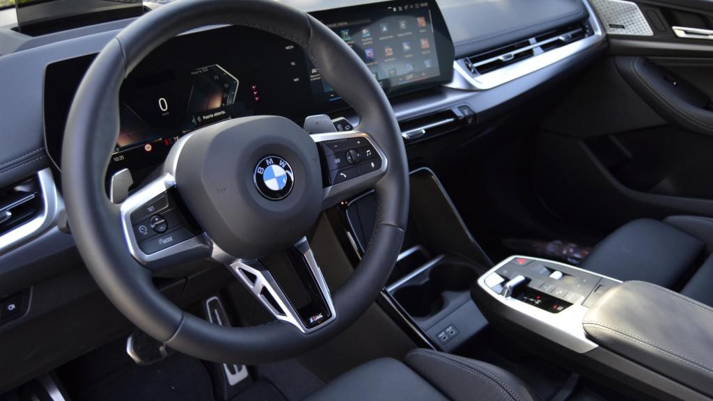 El interior tiene ahora menos botones y controles físicos.