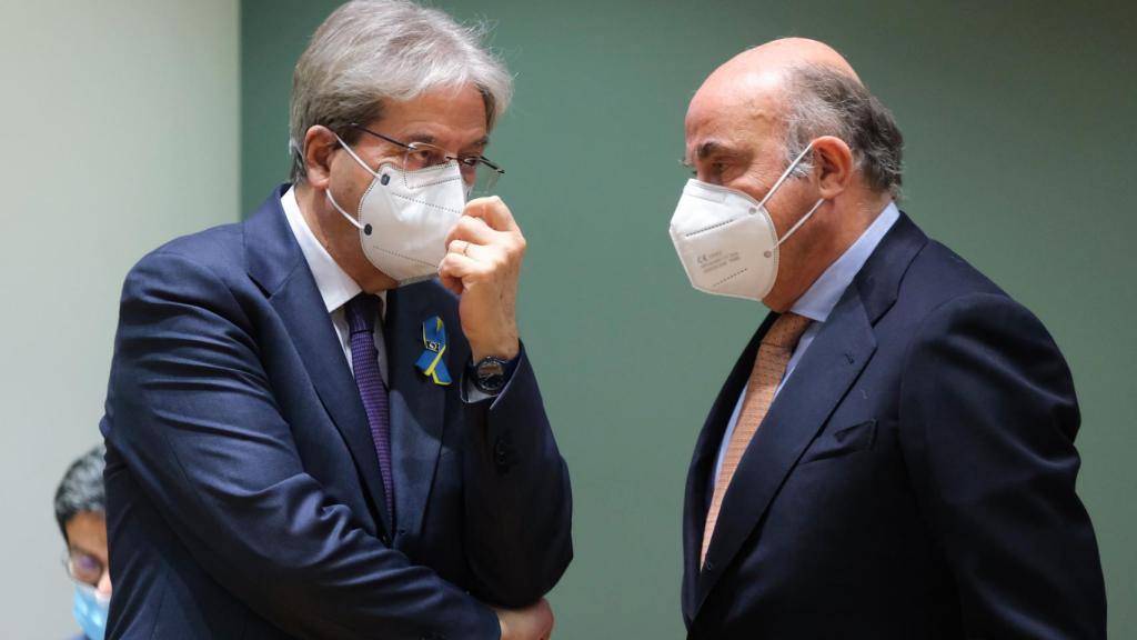 El comisario Paolo Gentiloni conversa con el vicepresidente del BCE, Luis de Guindos, durante el Ecofin de este martes