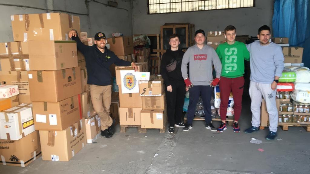 El agente Jesús junto a varios voluntarios en Polonia