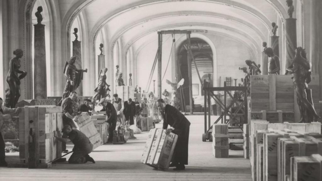 Trabajos de embalaje de las obras del Museo del Louvre en los prolegómenos de la II Guerra Mundial.