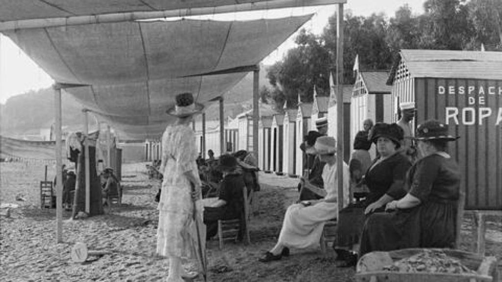 Varias mujeres en los Baños del Carmen.