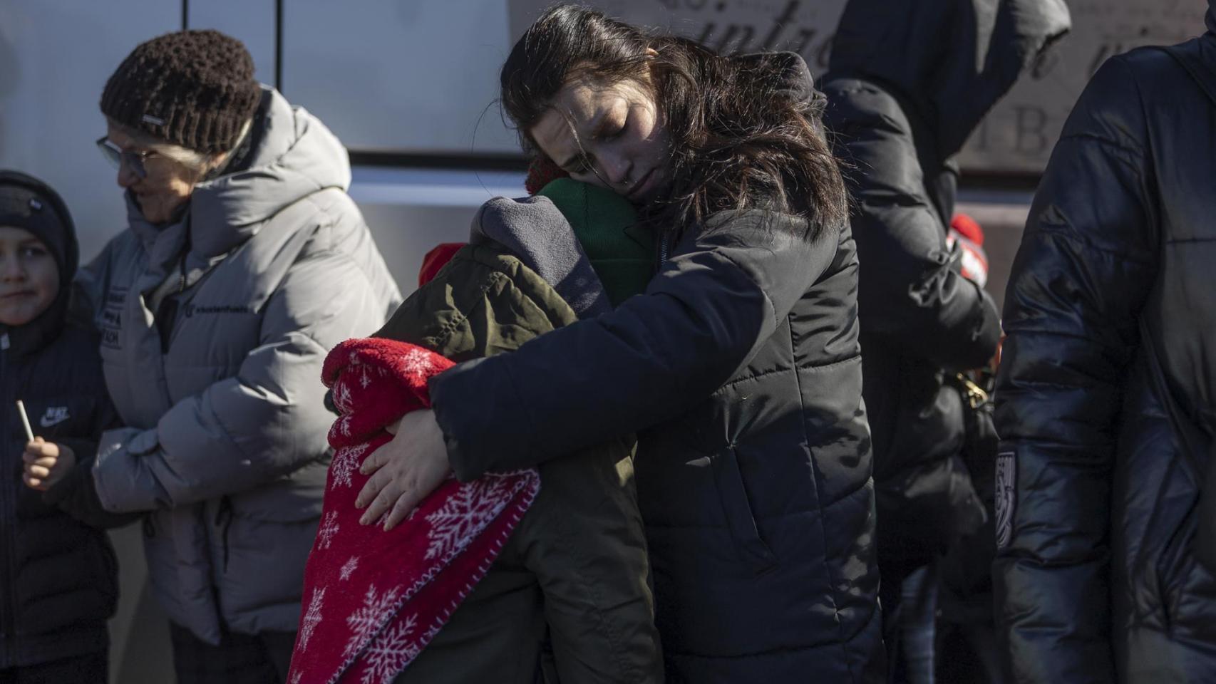 Un grupo de menores espera para subir en los autobuses fletados por la ONG Unidos por la Libertad con destino a Valencia.