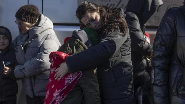 Un grupo de menores espera para subir en los autobuses fletados por la ONG Unidos por la Libertad con destino a Valencia.