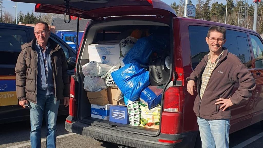 Carlos y Jesús durante su viaje a Polonia llevando material humanitario