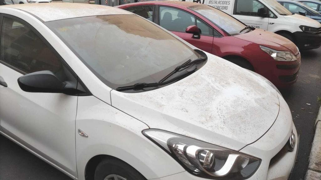 Coches en las calles de Valladolid manchados por la arena