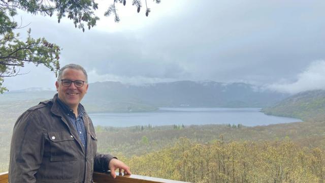 Jesús María Prada, diputado de Turismo, frente al Lago de Sanabria, el mayor conjunto de lagunas de origen glaciar de España, después de los Pirineos. Está a hora y media de Madrid