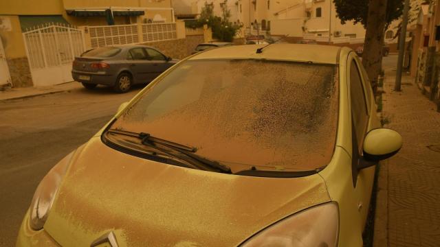 Un coche cubierto de polvo