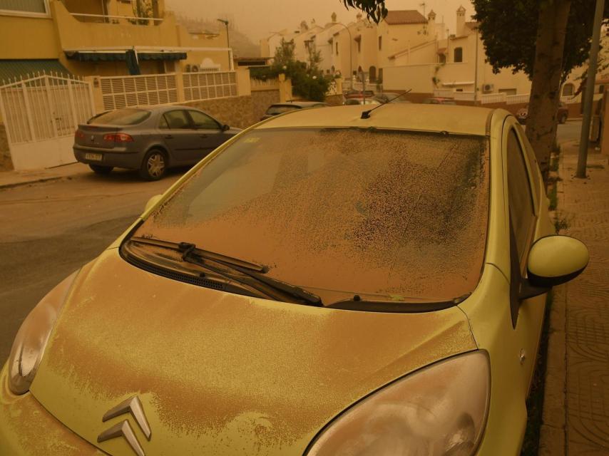 Imagen de archivo de un coche cubierto de calima