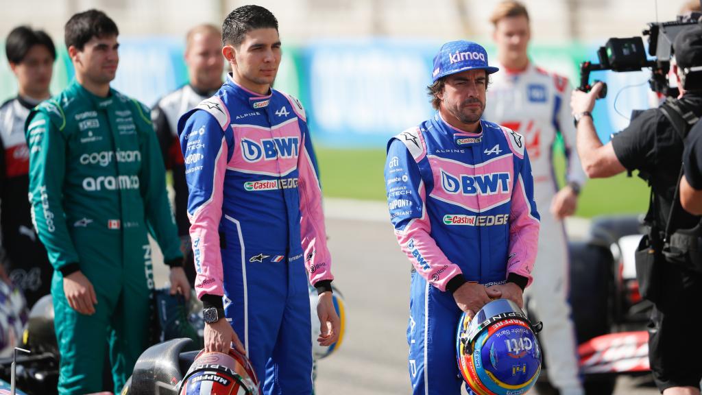 Fernando Alonso y Esteban Ocon durante un acto de presentación con el resto de pilotos