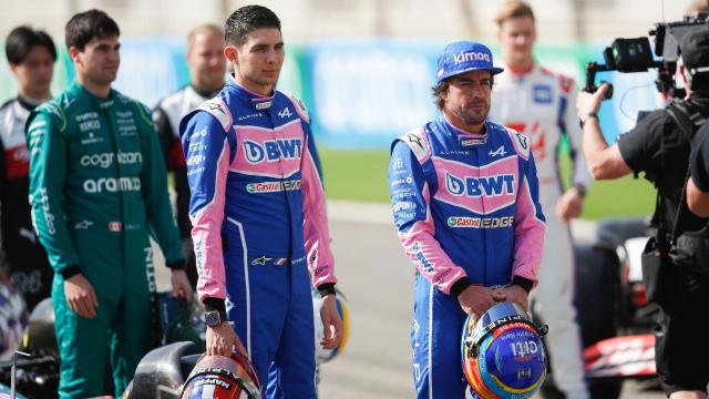 Fernando Alonso y Esteban Ocon durante un acto de presentación con el resto de pilotos