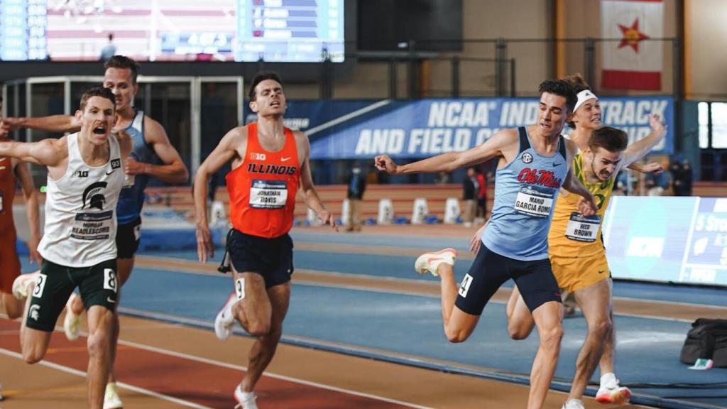 Mario García Romo en el momento de cruzar la meta en la prueba de la milla indoor de los campeonatos de la NCAA