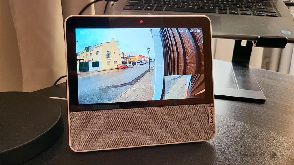 Cámara en un altavoz inteligente con pantalla